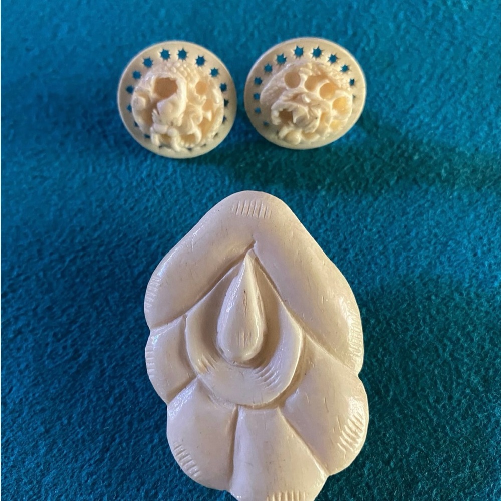 Vintage Hand Carved Jewelry Set Celluloid Brooch and Screw Back Earrings c1940s